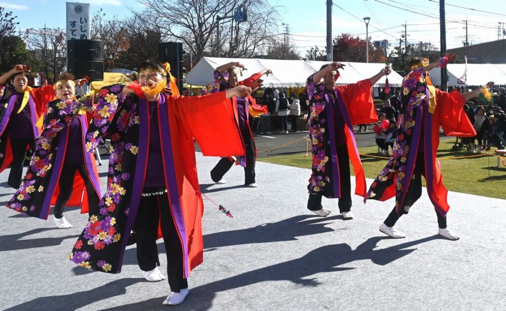 写真説明　華やかな衣装を身にまとった地元住民によるソーラン踊り＝八千代町菅谷、2023年11月