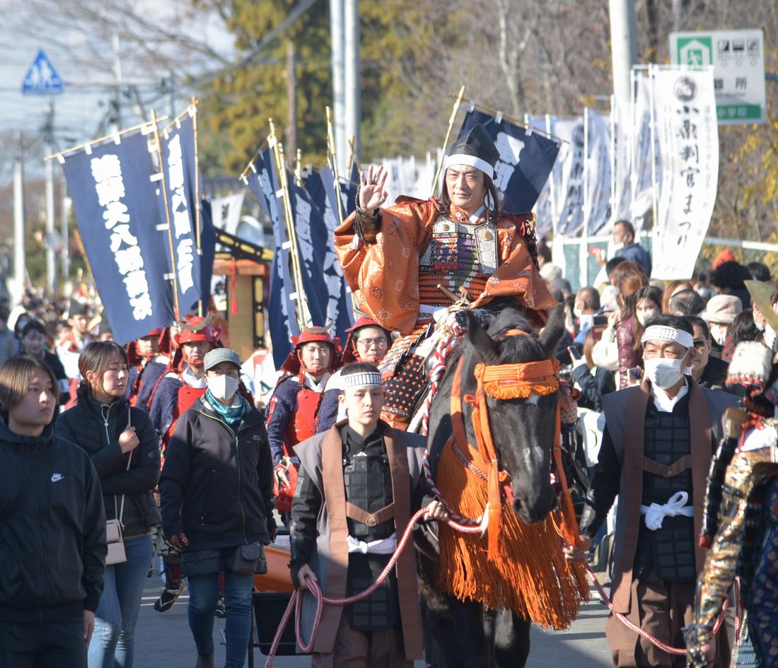 2023年の「小栗判官まつり」。判官役の松田賢二さんら約150人の武者行列が練り歩いた＝2023年12月3日筑西市新治