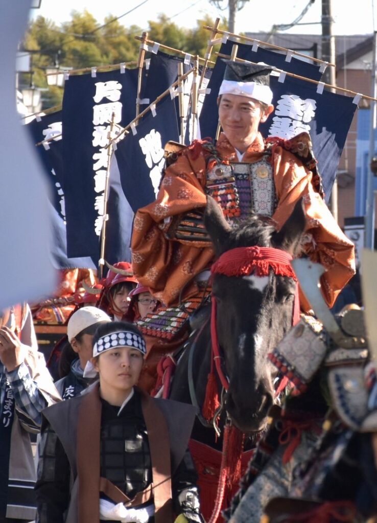 昨年の「小栗判官まつり」。俳優の森岡豊さんら約200人が武者行列で練り歩いた=2024年12月1日、筑西市新治