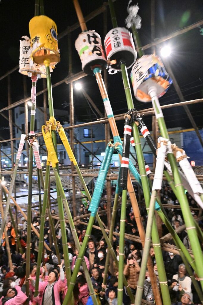 昨年の「古河提灯竿もみまつり」＝古河市本町、2024年12月7日