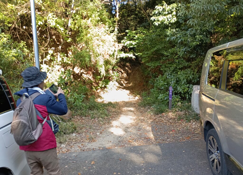 「薬王院コースの登山道。駐車場から入ることができます