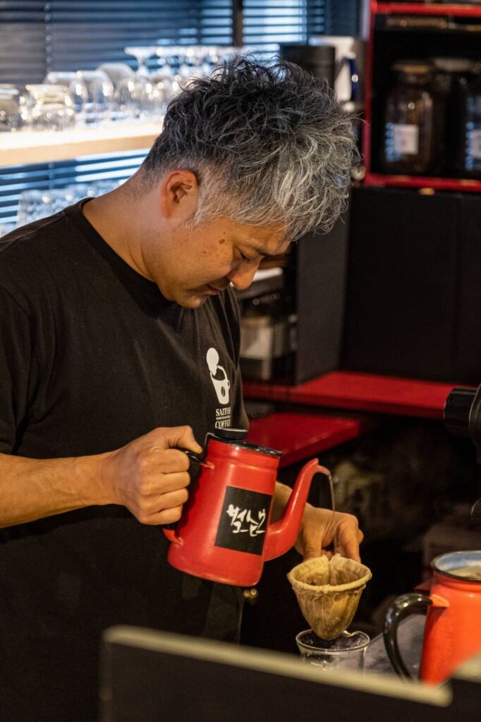 コーヒーの監修・焙煎を担当する、サイトウコーヒーのマスター斎藤孝司さん（関東鉄道提供）