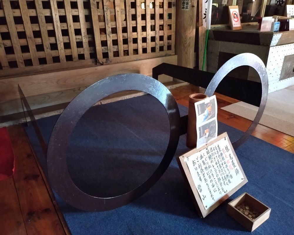 薬王院本堂の巨大眼鏡=桜川市椎尾