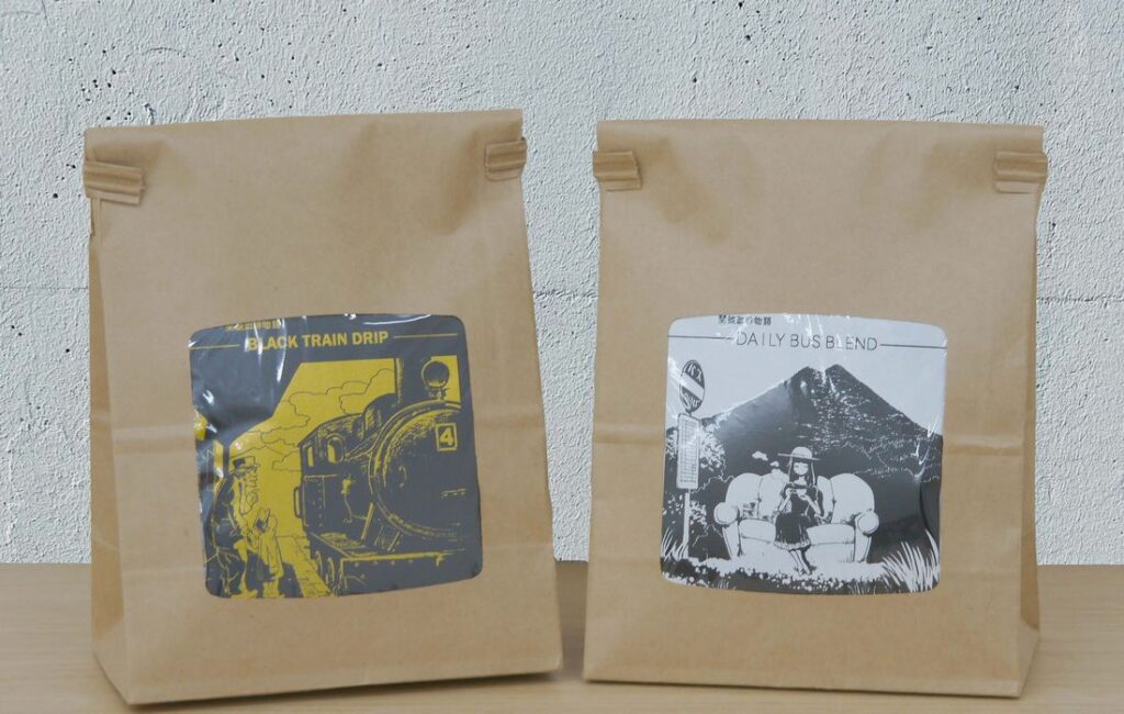 「DAILY BUS BLEND」（右）と「BLACK TRAIN DRIP」。いずれも5袋入りで1350円（税込み）＝関東鉄道提供