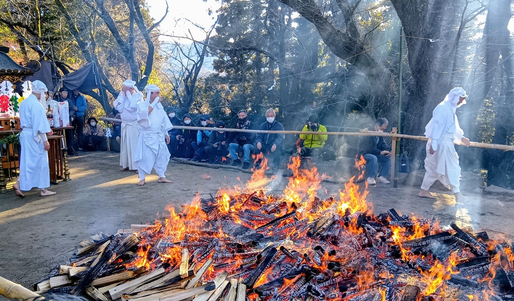 薪に火がつけられ炎が上がります