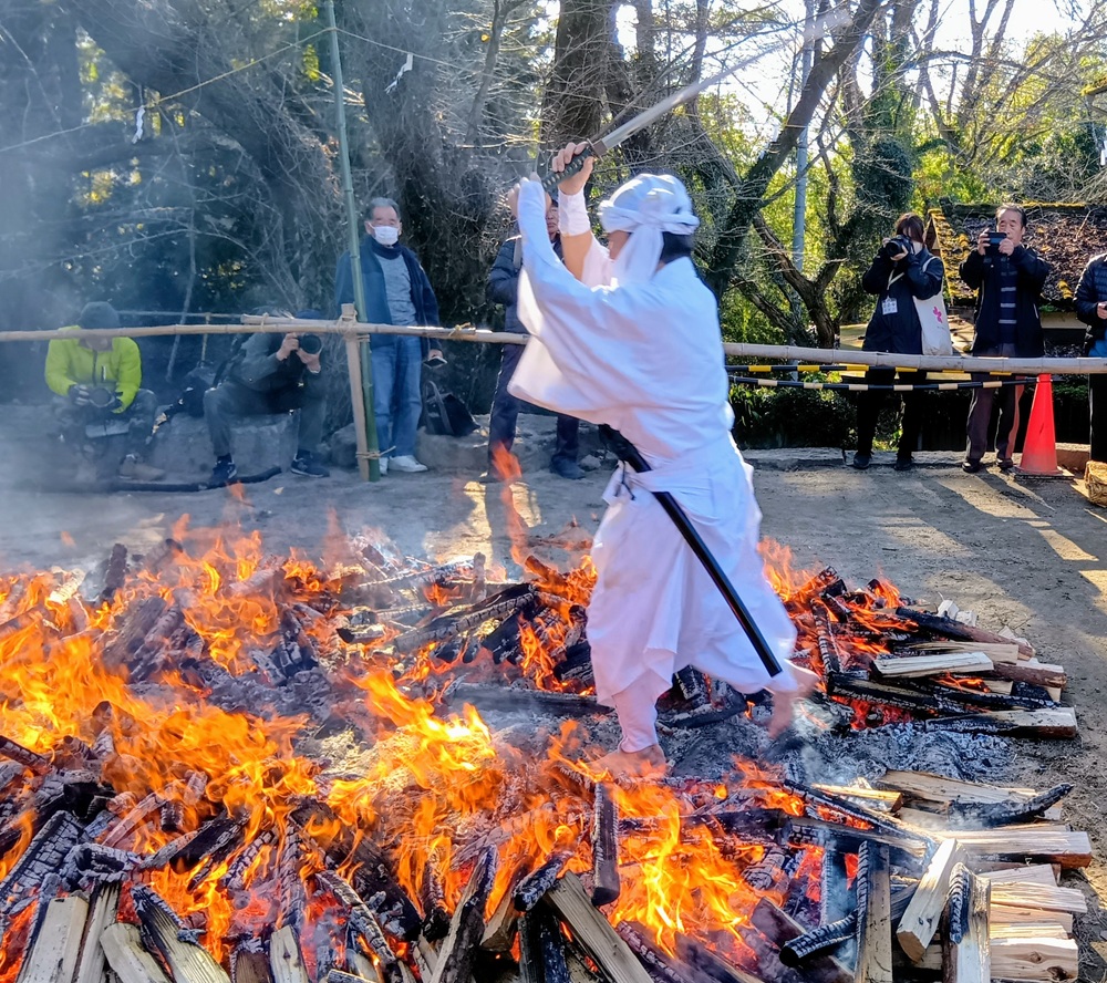 燃え盛る炎の中を踏み渡る加波山火渡祭