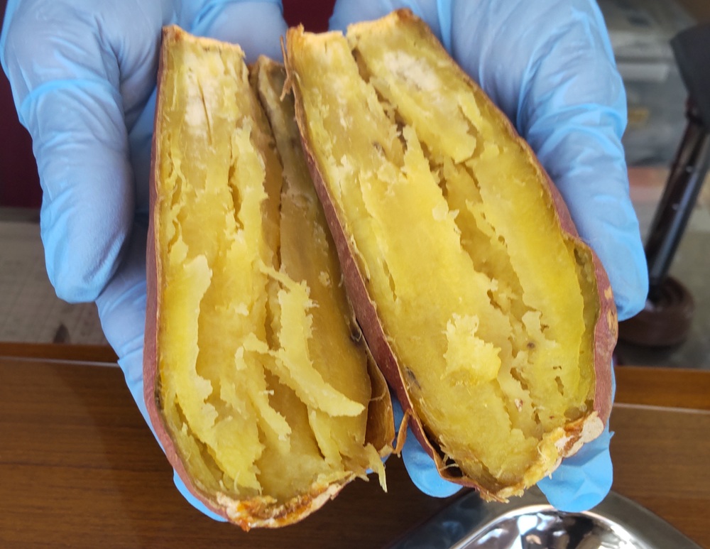 熱々の焼き芋。香りがとてもよいです