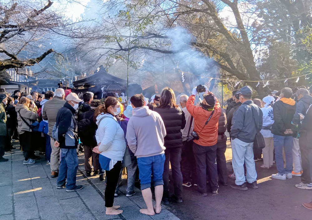 境内は多くの見物客でにぎわっていました