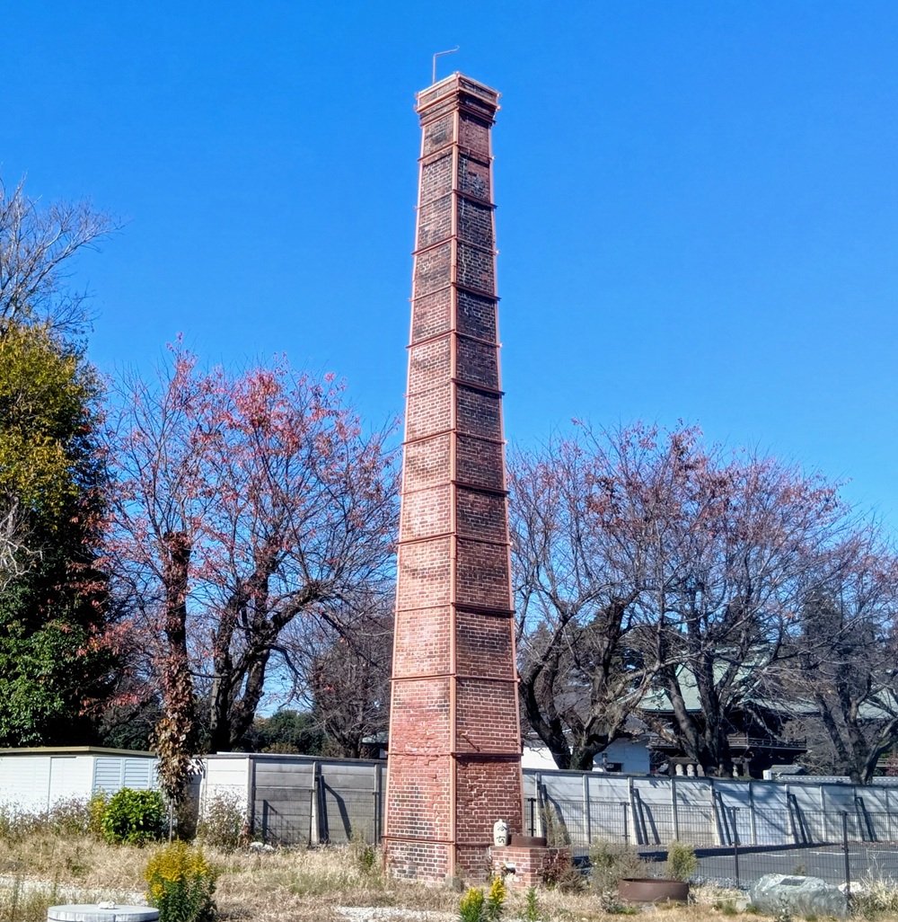 再建のシンボルのように立つ結城酒造の煙突