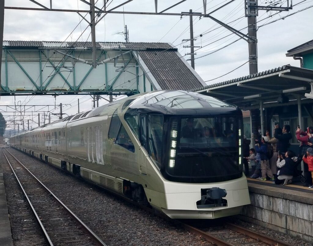 JR水戸線岩瀬駅1番ホームに入る「四季島」＝2025年12月20日、桜川市犬田