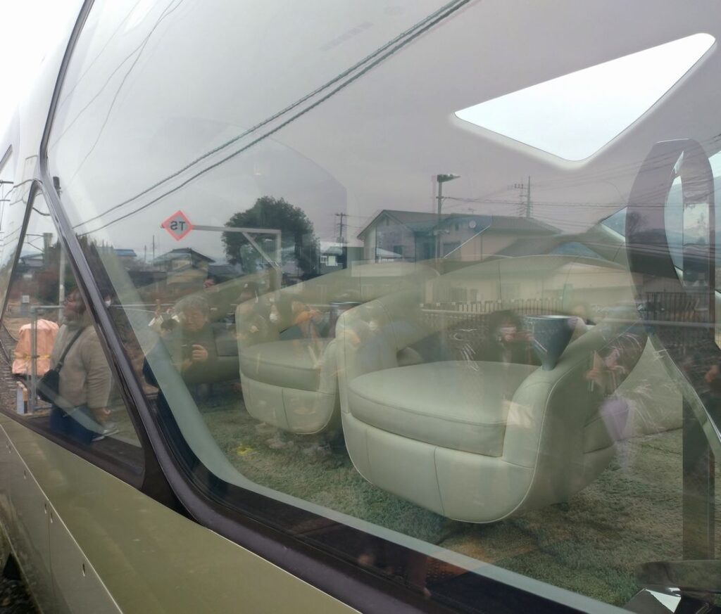 「四季島」の車内