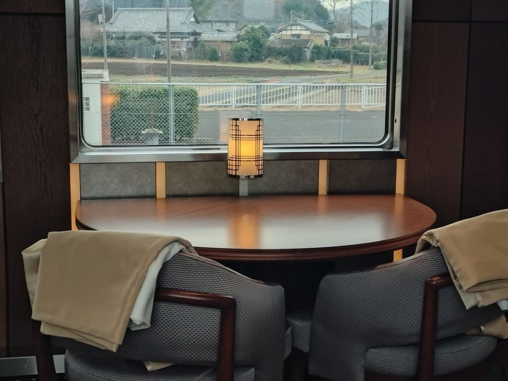 「四季島」の車内