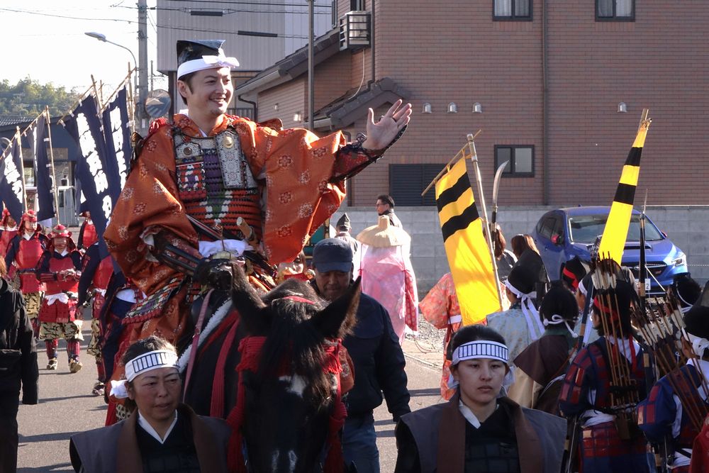 馬上から観客に手を振る渋江譲二さん=筑西市門井