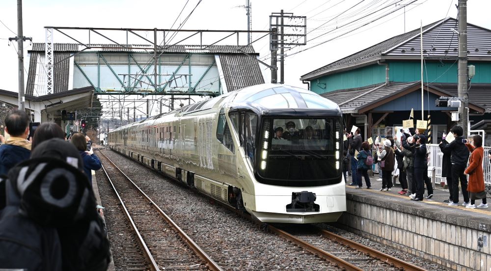 岩瀬駅の1番ホームに入る四季島＝桜川市犬田