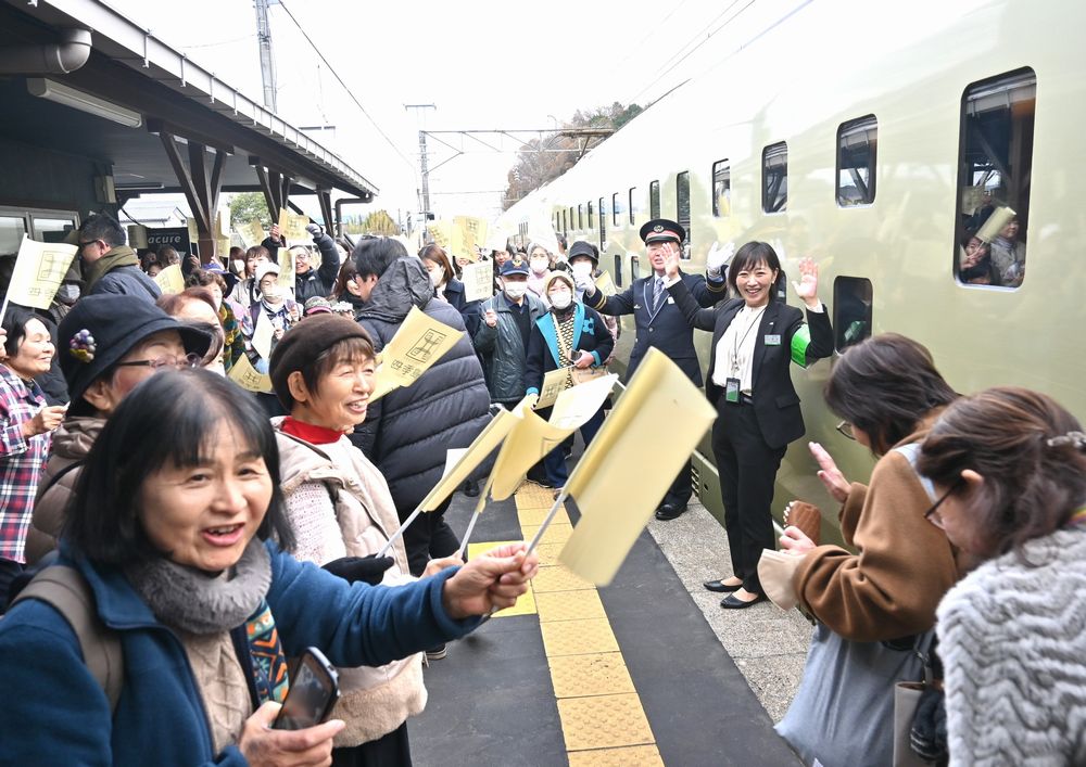 「四季島」から下車した乗客らを歓迎する市民ら＝桜川市犬田のJR岩瀬駅