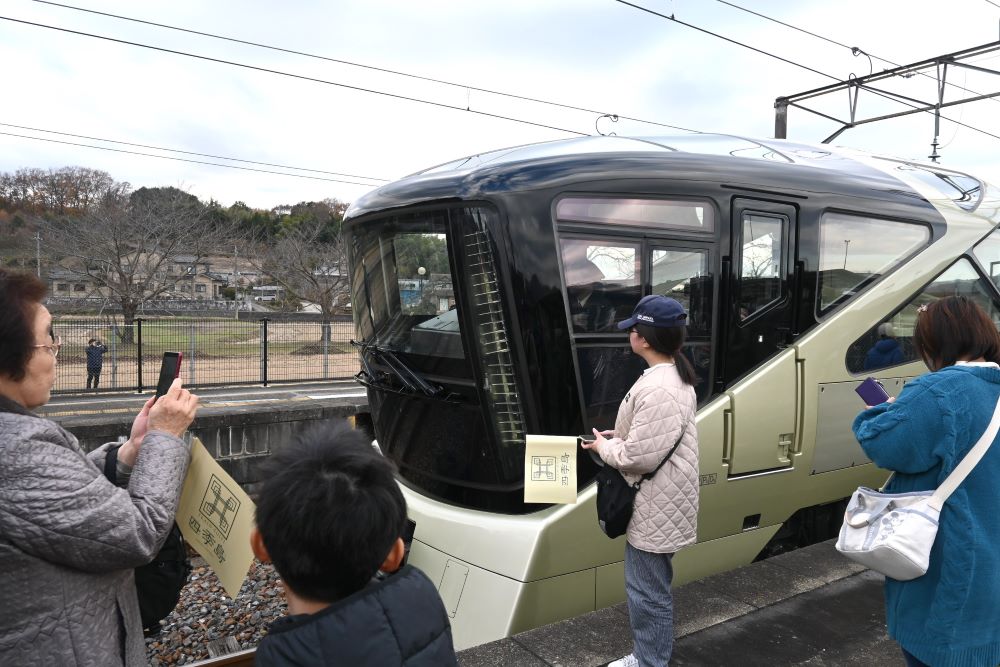 四季島の先頭車両を撮影する人たち＝桜川市犬田