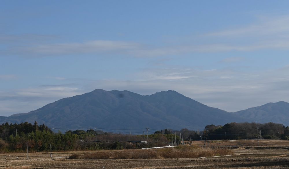 大池のほとりから望む加波山