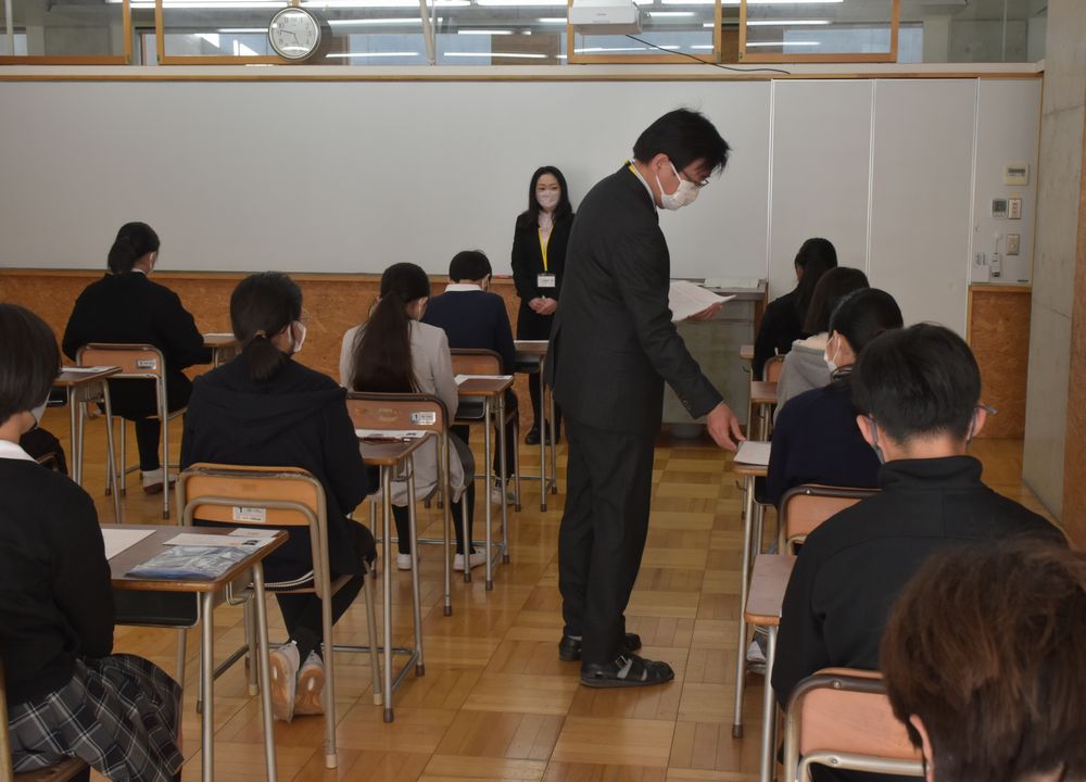 問題用紙の配布を待つ受験者ら＝2022年1月8日、水海道一高付属中の試験会場