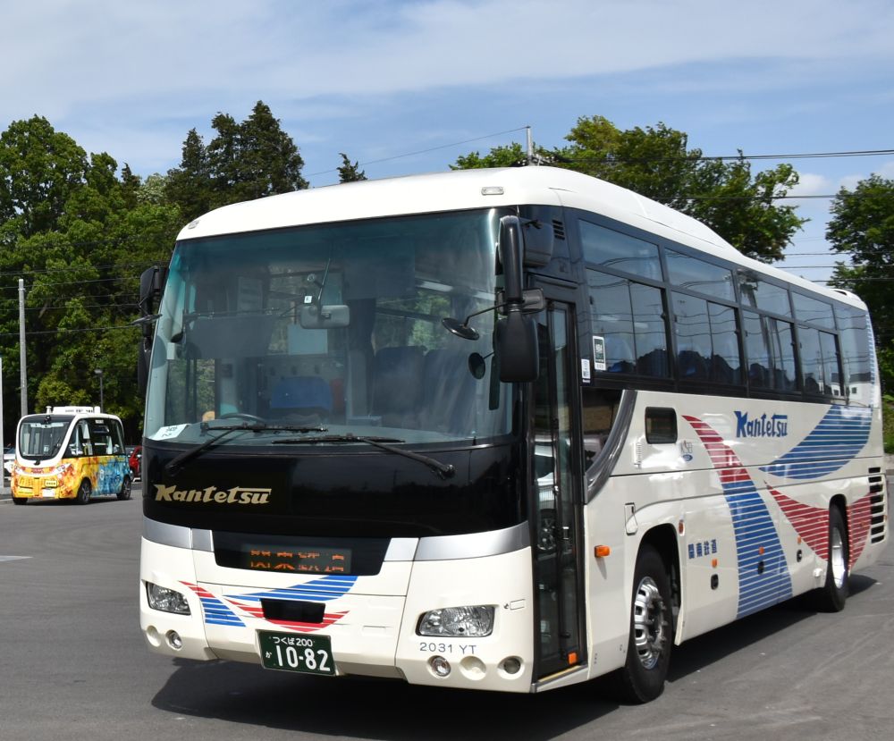 境町高速バスターミナルに停車中の高速バス＝同町西泉田
