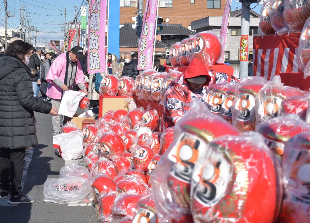大小さまざまなだるまを販売する下館大通りだるま市＝2025年1月13日、筑西市甲