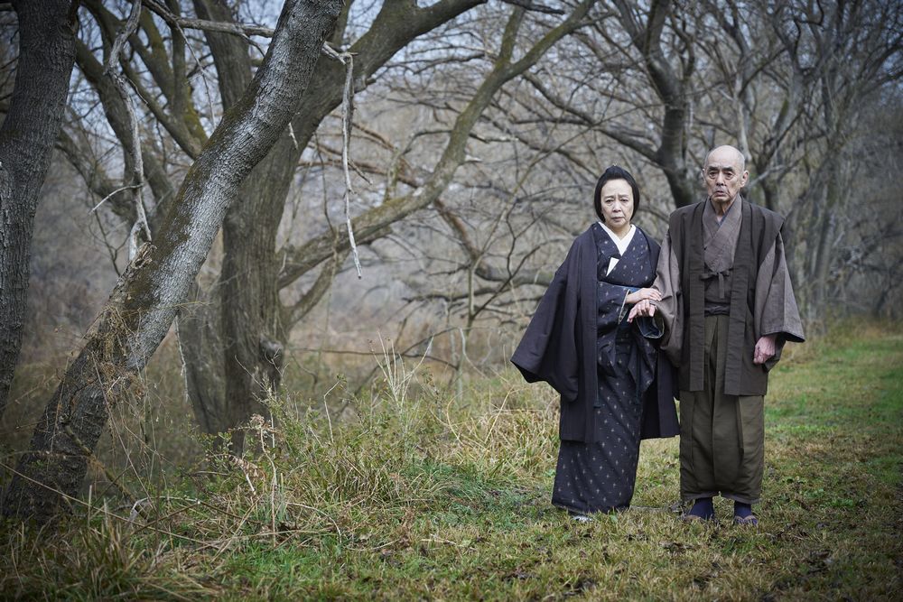 目が見えなくなった晩年の鷹見泉石が妻に手を引かれて歩くシーン＝古河市観光協会提供