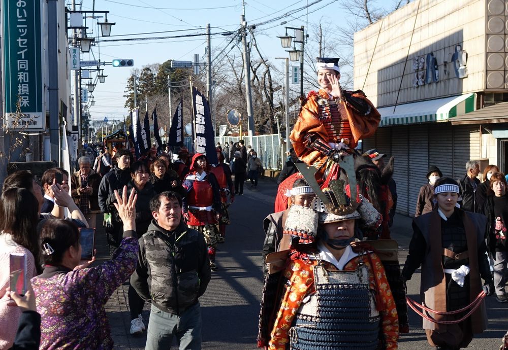 判官役の渋江譲二さんら約100人が練り歩いた武者行列＝筑西市門井
