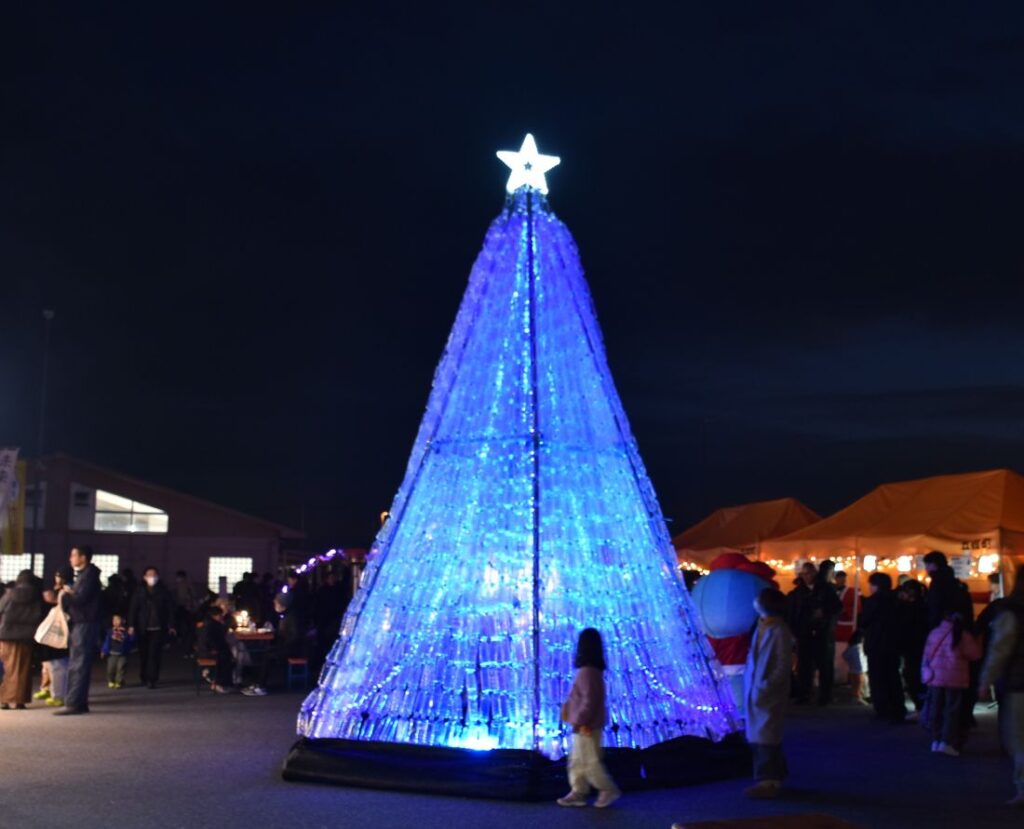 青く輝く、ペットボトル製のクリスマスツリー＝五霞町ごかみらい