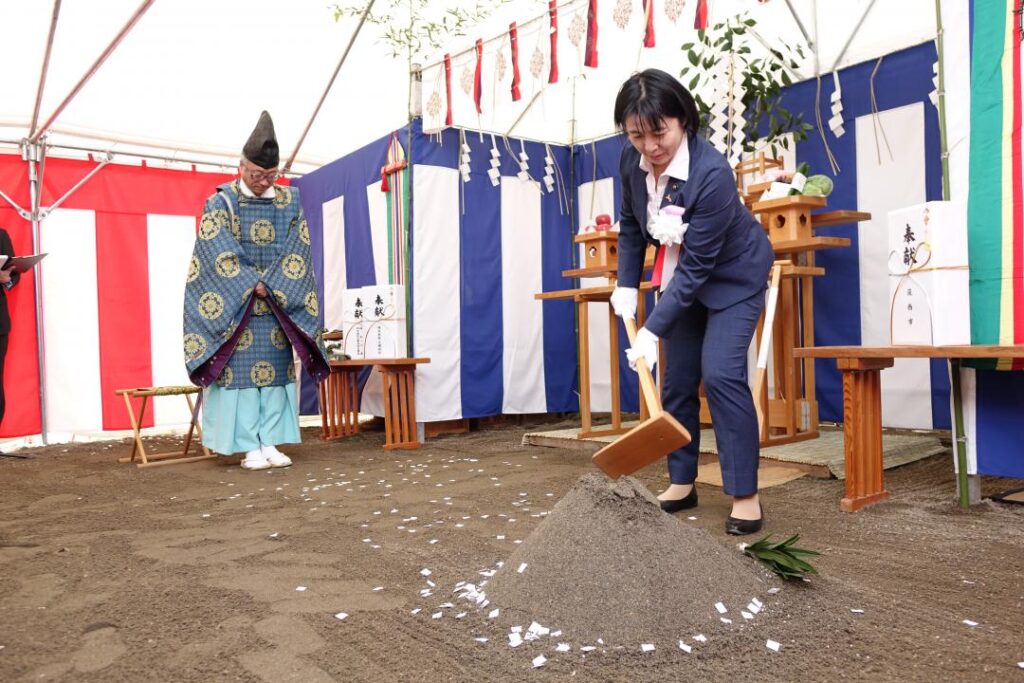 起工式でくわ入れを行う設楽詠美子市長=筑西市川澄