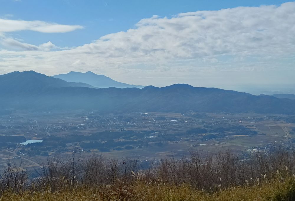 スカイスポーツ離陸場跡からの眺望。遠くに筑波山が見えます
