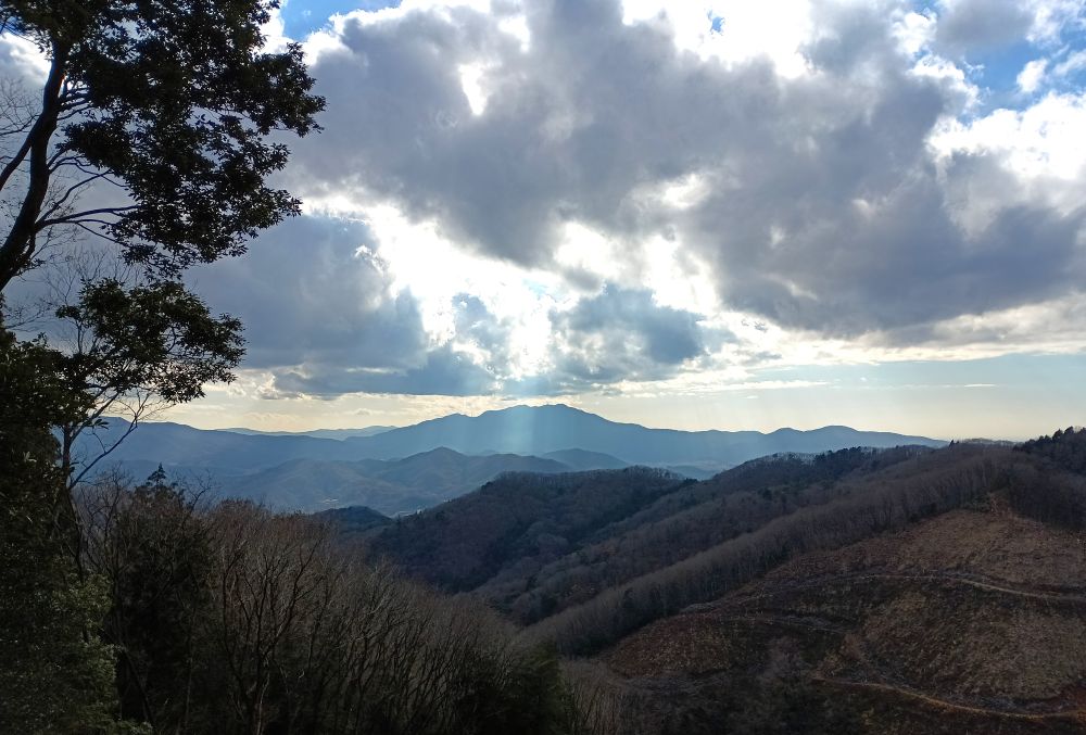 下山を始めます。正面奥に見えるのは加波山です