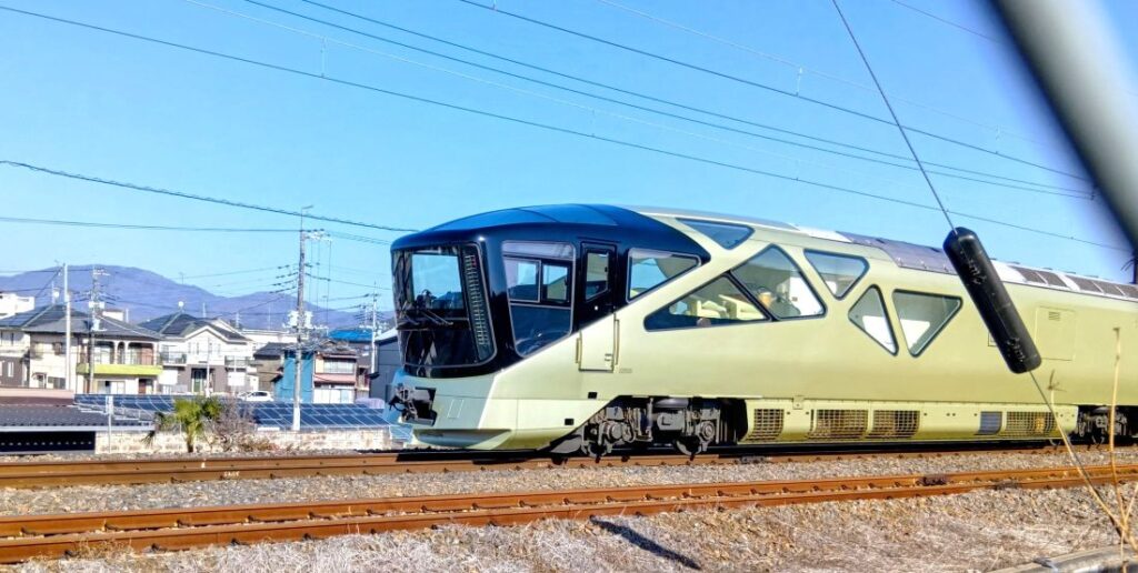 岩瀬駅ホームに止まる四季島=2026年1月17日、桜川市犬田