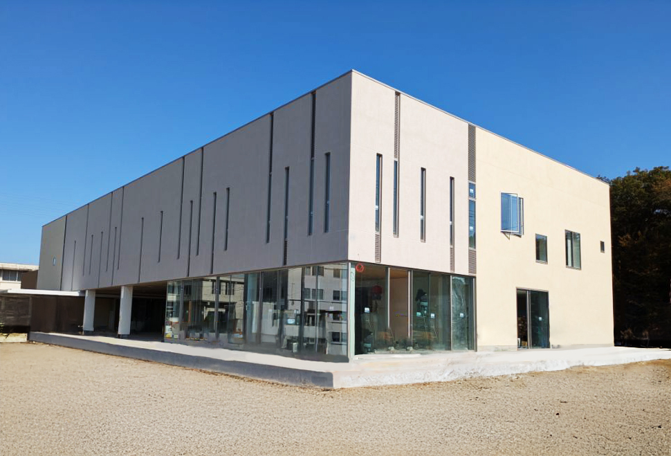 3月1日にオープンする古河市総和地域交流センター「ふくろうの森プラザ」の外観＝（古河市提供）