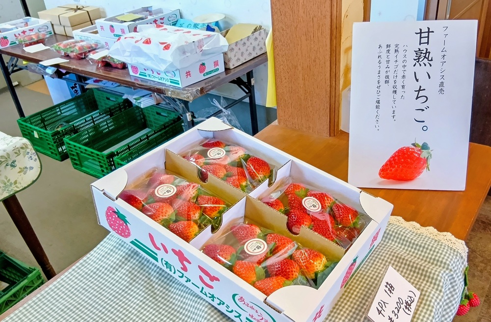 作業場はイチゴの甘い香りに包まれています