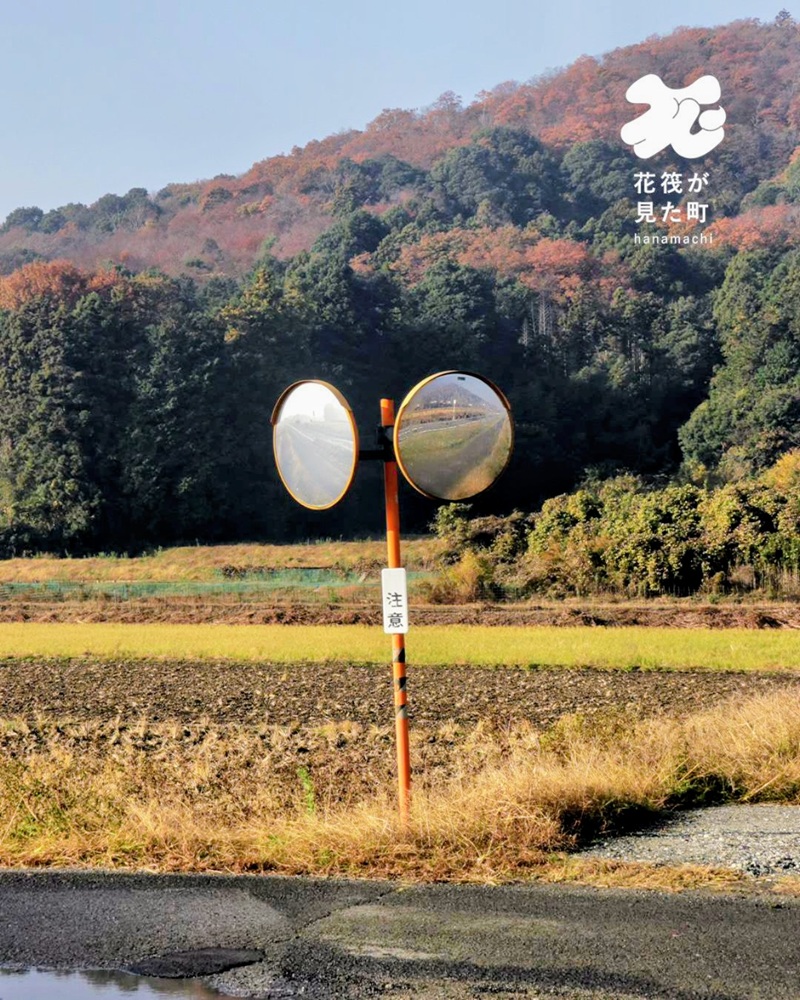景色を丸く切り抜いて展示している、オレンジの物体を発見（写真と文は「花筏さくらがわ」より）