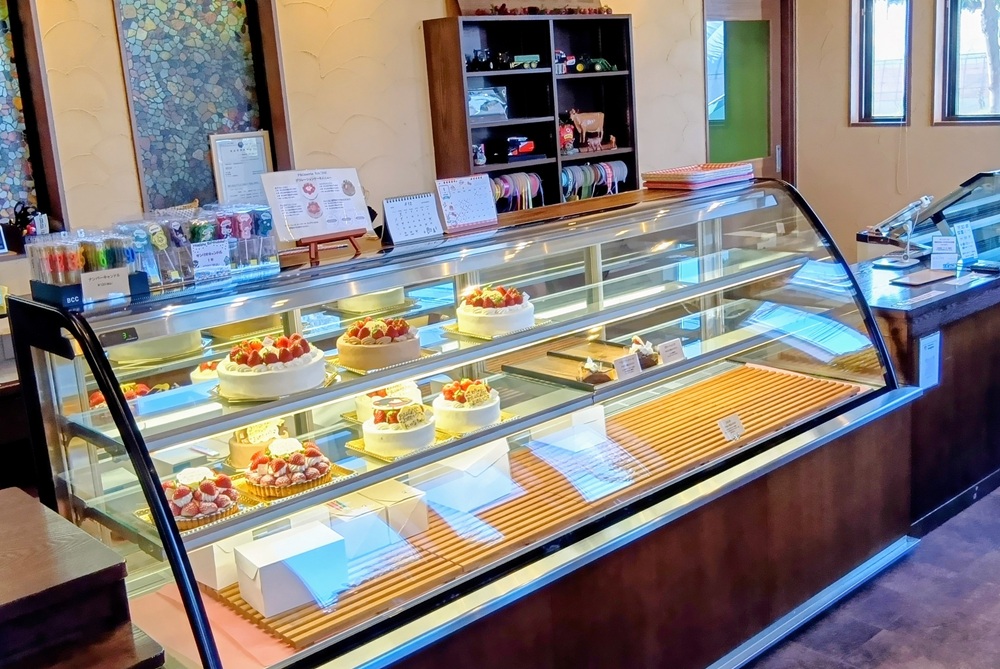 イチゴでデコレーションされたケーキが並んでいます