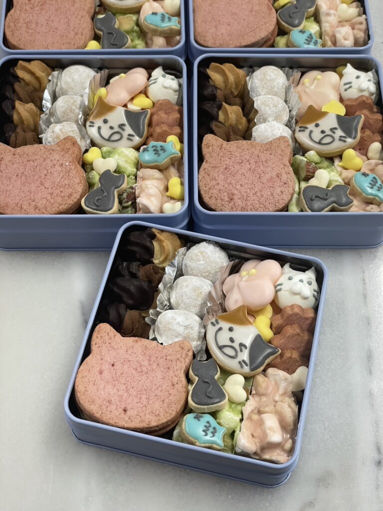 まるでおもちゃ箱のようなクッキー缶（コトル提供）