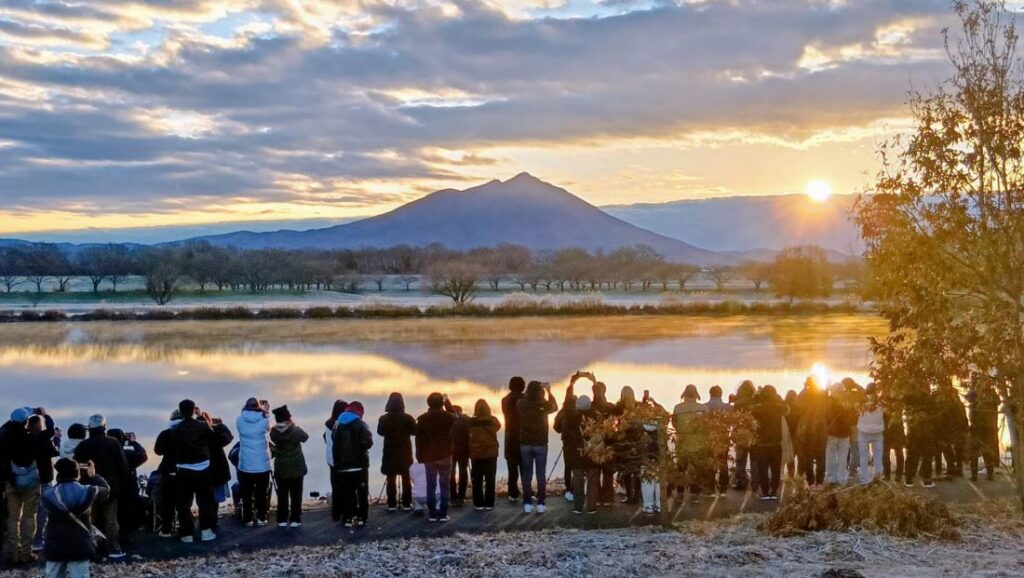 母子島遊水地からの初日の出を見る人たち=筑西市飯田、とりぷれライター小波来さん撮影