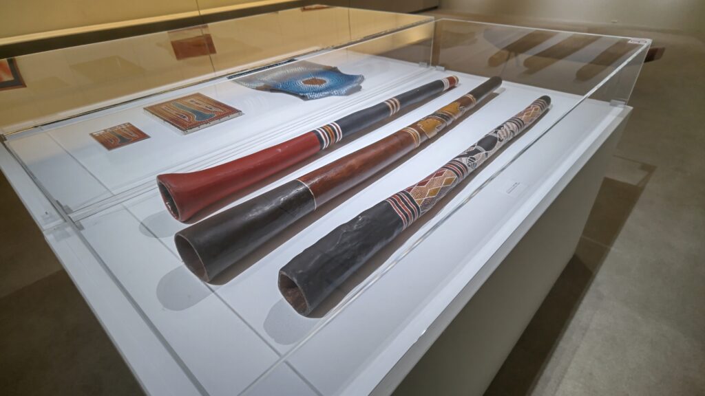 会場に展示されているGOMAさん所有のディジュリドゥ=しもだて美術館