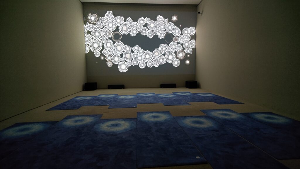 「ひかりの景色」と題された瞑想スペース=しもだて美術館