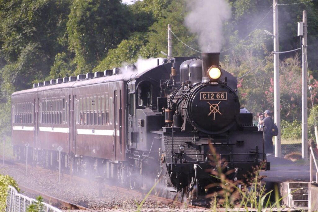 真岡鉄道真岡線の折本駅を出発するＳＬもおか＝2024年8月、筑西市折本
