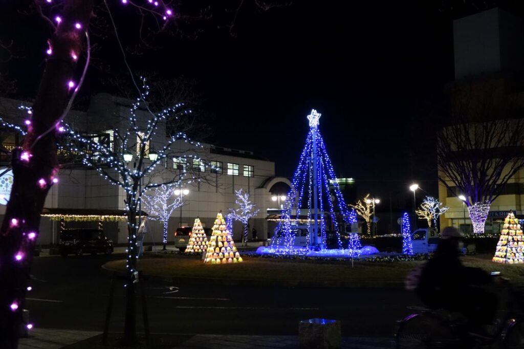 JR結城駅北口ロータリーを彩るイルミネーション＝結城市国府町