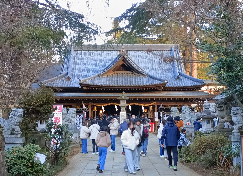初詣での人たちでにぎわう大宝八幡宮＝下館市大宝