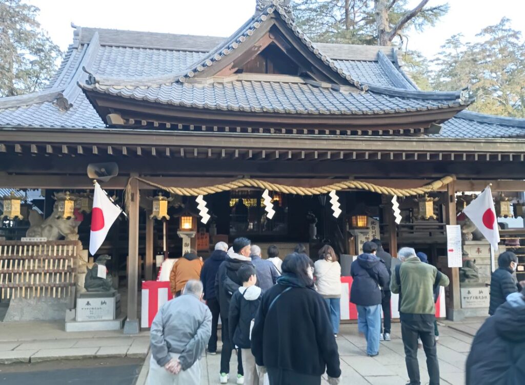 拝殿前に並ぶ初詣での人たち＝下妻市大宝