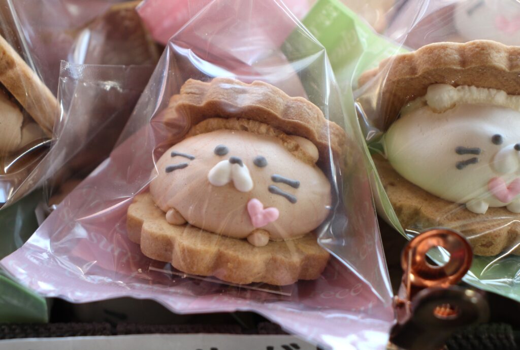 メレンゲクッキーサンド（250円）