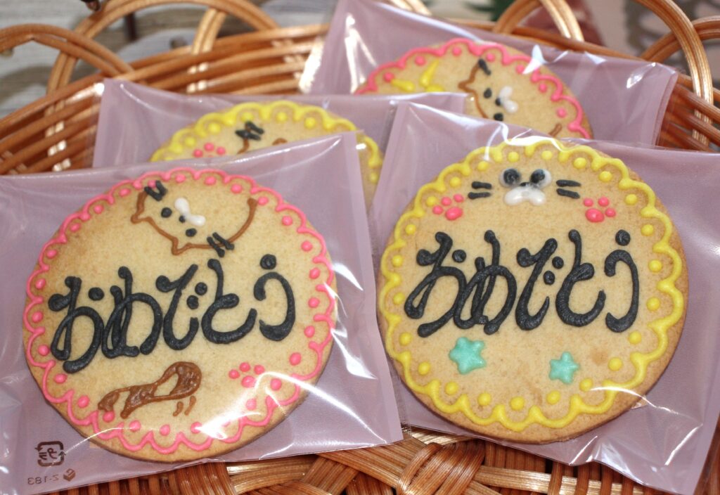 猫も祝福するメッセージクッキー（300円）