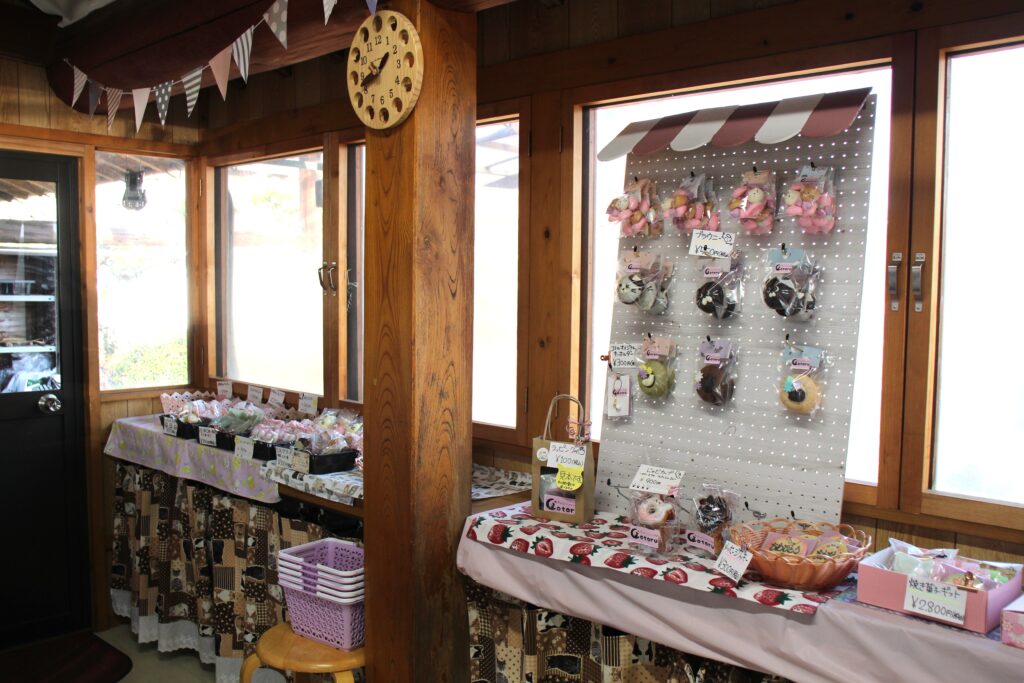 「どれにしようか」。楽しみがあふれる店内＝下妻市柳原