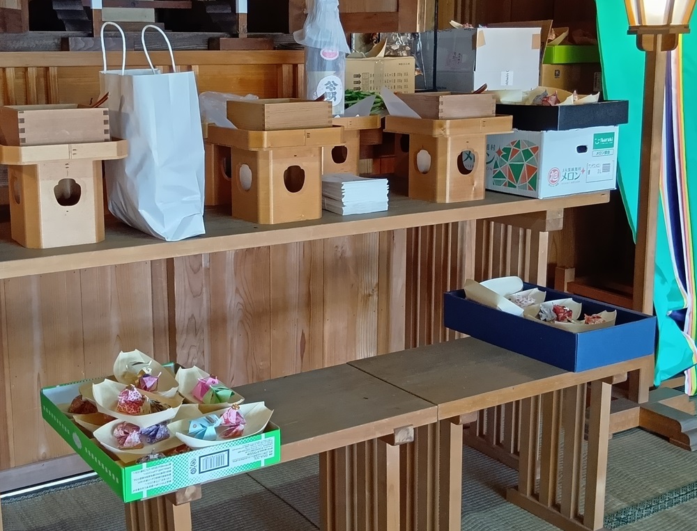 祭殿に供えれた折り紙ひな