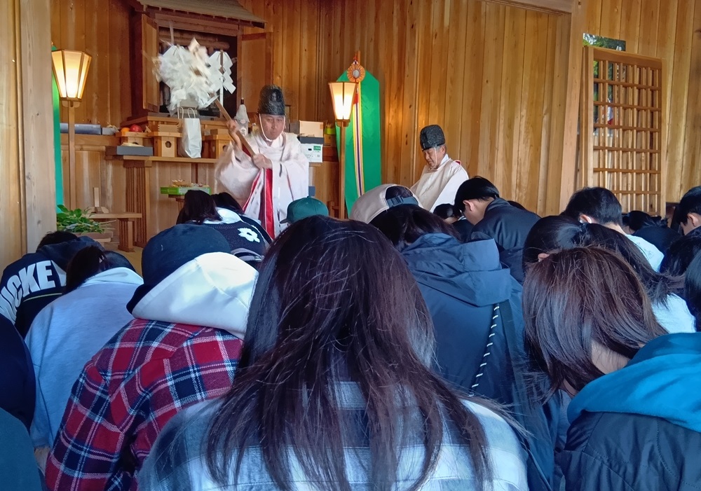 拝殿で祈祷を受ける子どもたち