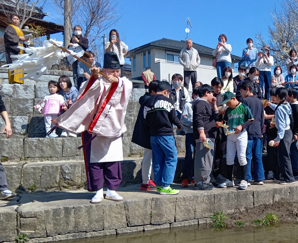 宮司さんが川を清めます＝桜川市真壁町田の山口川