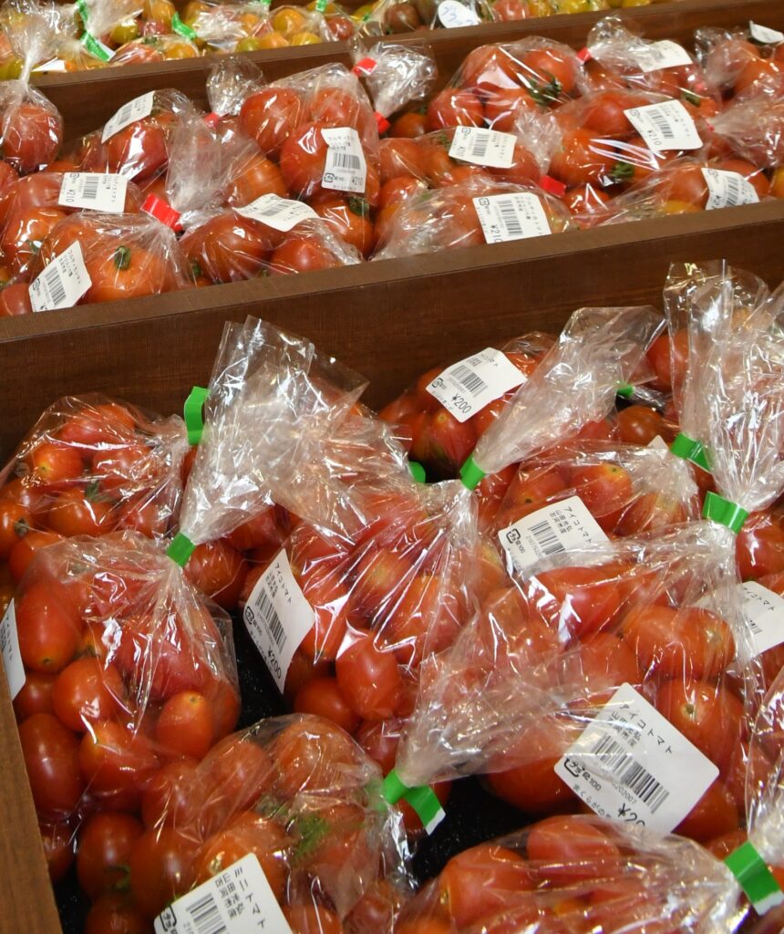 「道の駅まくらがの里こが」の直売所に並べられたトマト＝古河市大和田